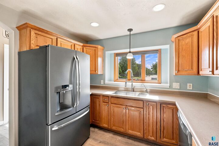 Property Photo:  1613 S Purdue Ave  SD 57106-5411 