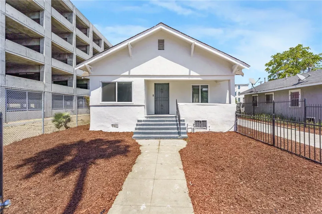 Property Photo:  925 W 84th  CA 90044 