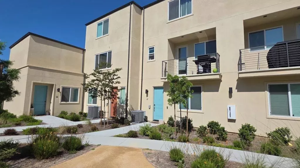 Property Photo: 5340 Seacliff Pl 35 CA 92154