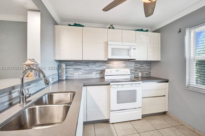 Property Photo:  325 SE 11th Ter 107  FL 33004 
