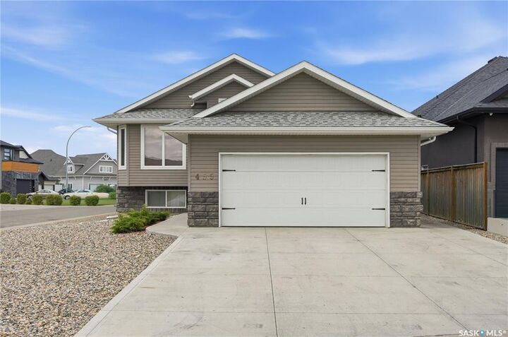 455 Hastings Crescent — photo 1