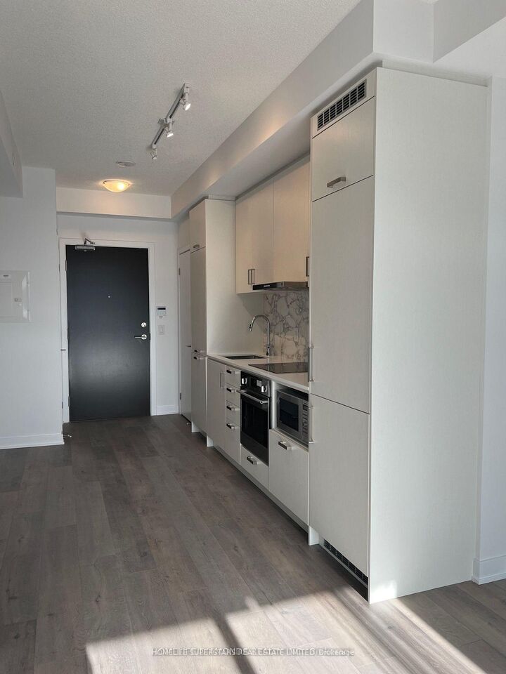 Property Photo:  60 Honeycrisp Crescent E 722  ON L4K 0N5 