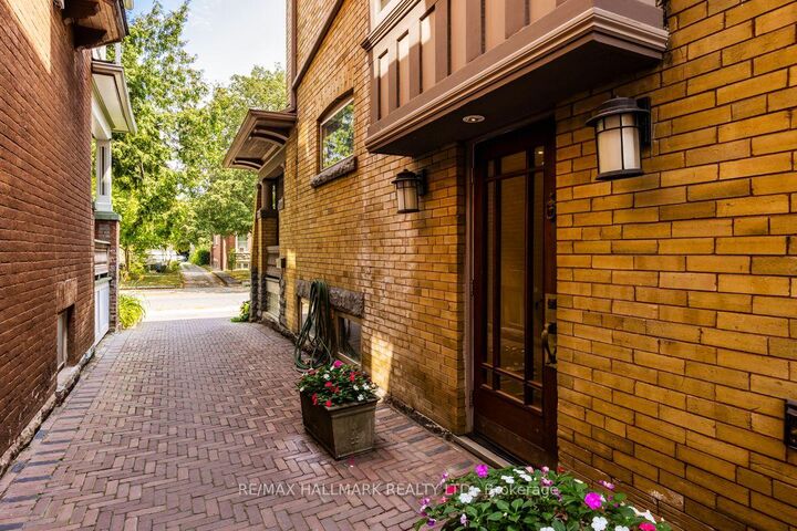 Photo de la propriété:  344 Palmerston Boulevard Main  ON M6G 2N6 