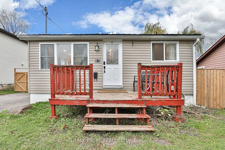 Property Photo: 255 Parkway Avenue ON L4P 2W1