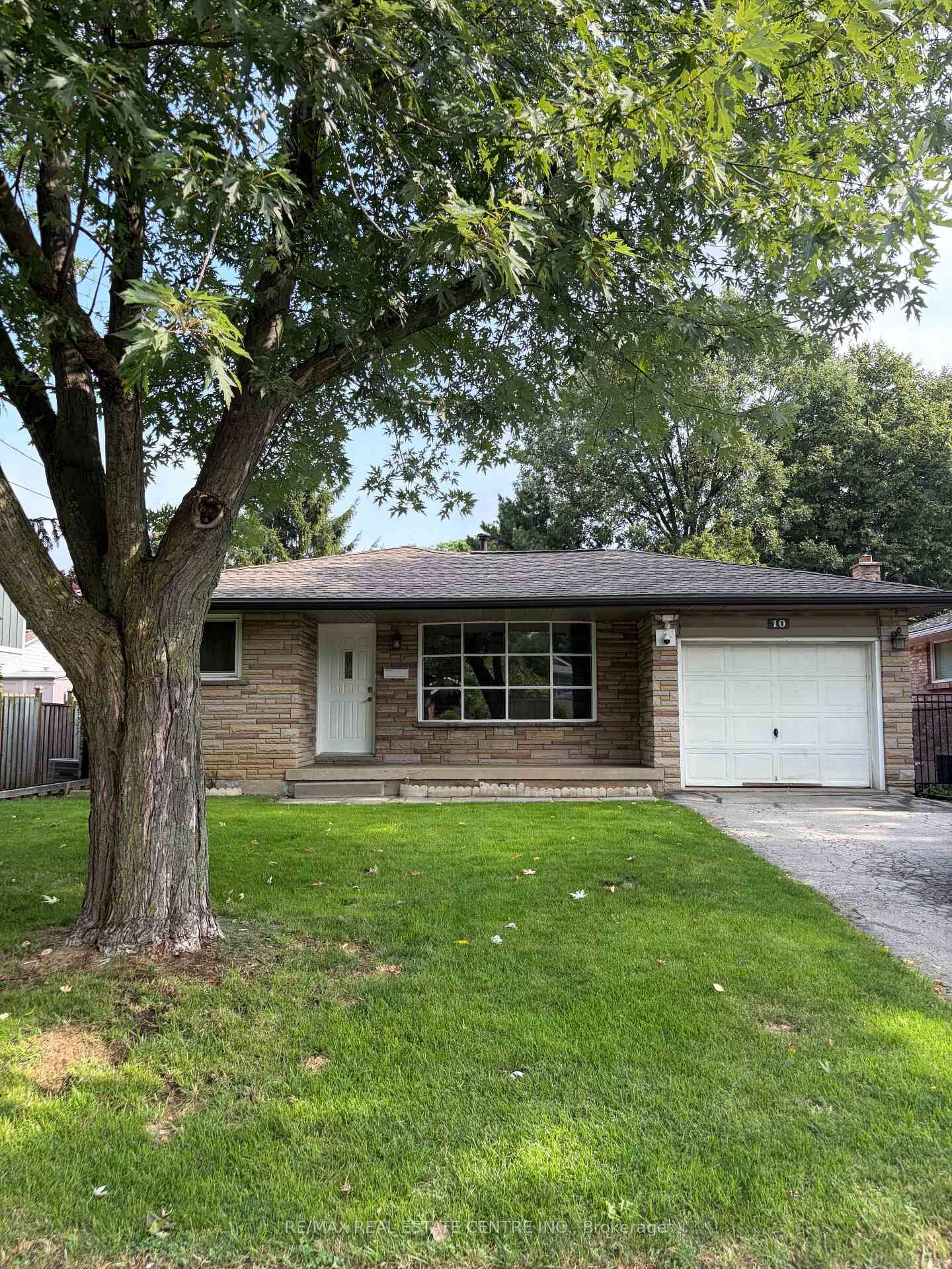 Photo de la propriété:  10 Miami Drive  ON L9C 2K3 