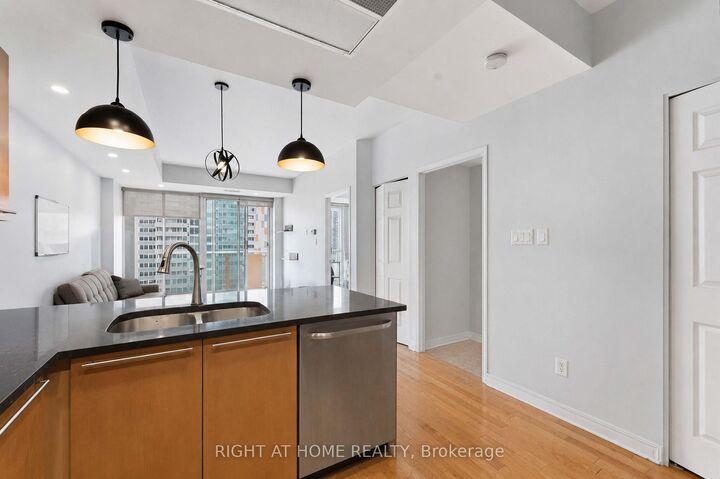Property Photo:  134 York Street 1009  ON K1N 1K8 