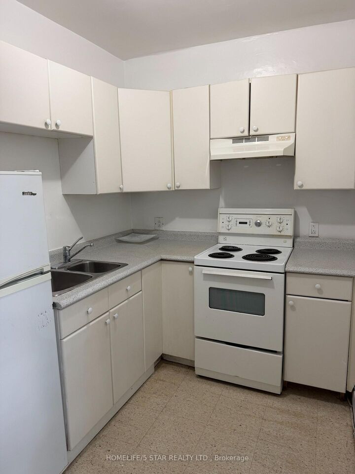 Property Photo: 743 Euclid Avenue Apt 2 ON M6G 2V1