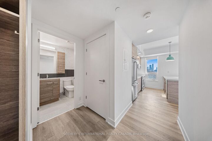 Property Photo: 484 Spadina Avenue 802 ON M5S 0E4