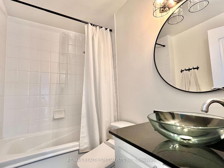 Photo de la propriété: 33 Elm Drive W 2505 ON L5B 4M2