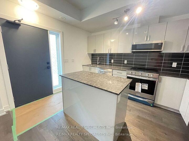 Property Photo:  1095 Douglas McCurdy Comm N/A 157  ON L5G 1H9 