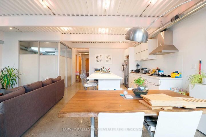 Property Photo:  214 Bathurst Street Ph3a  ON M5T 2R9 