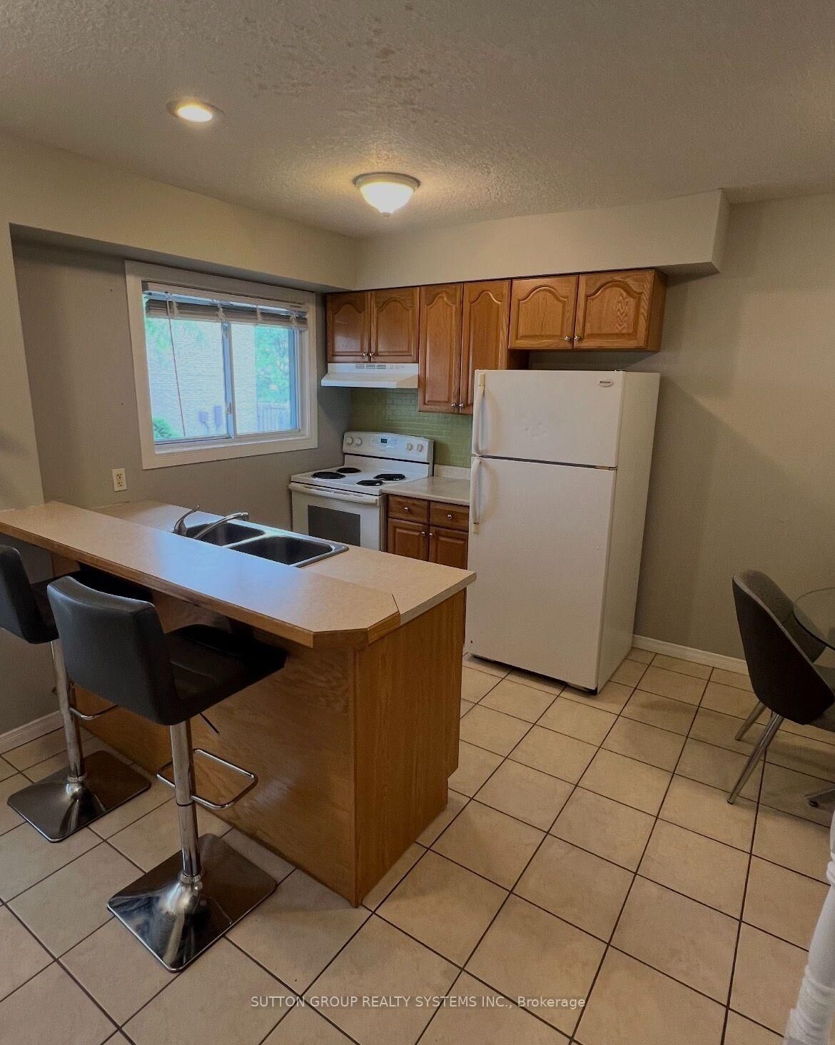 Property Photo: 211 Veronica Drive 19 ON N2A 2R8