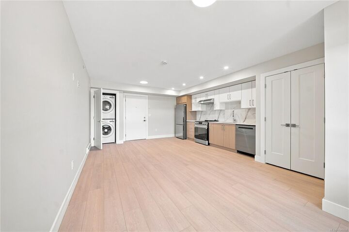 Property Photo:  171 Jensen Ave W #307  BC V9P 1K3 