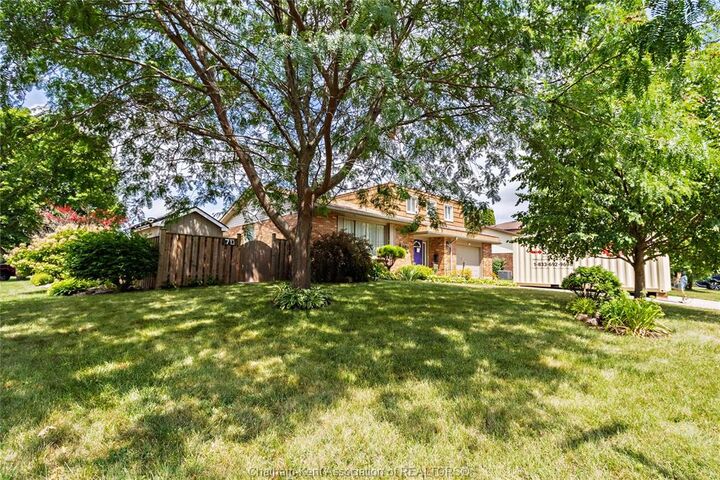 Property Photo: 70 Sioux Drive ON N7M 5S5