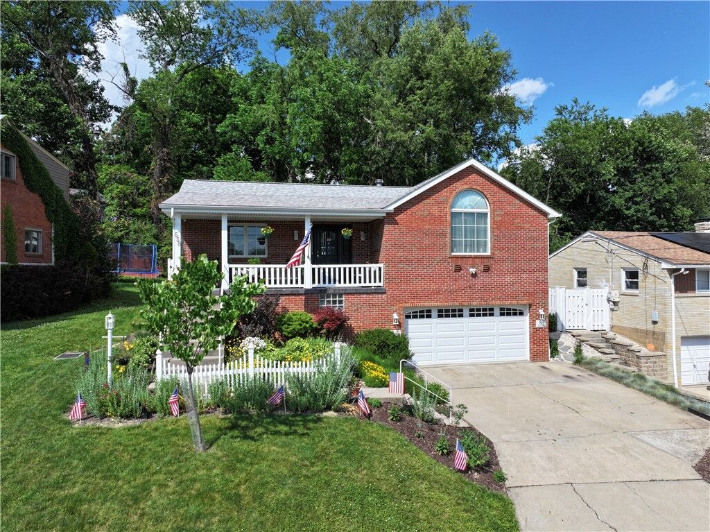 Property Photo:  558 Foltz Dr  PA 15147 