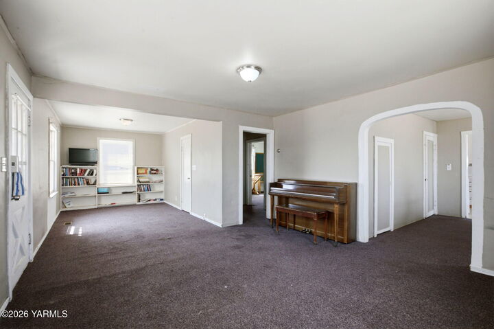 Property Photo:  810 N 16th Ave  WA 98902 
