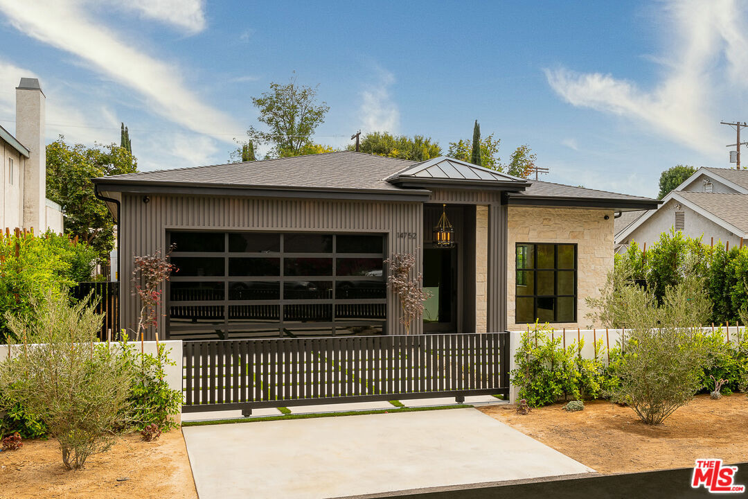 Property Photo: 14752 Hartsook St CA 91403