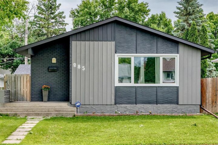 Property Photo: 885 Buchanan Boulevard MB R2Y 1N3