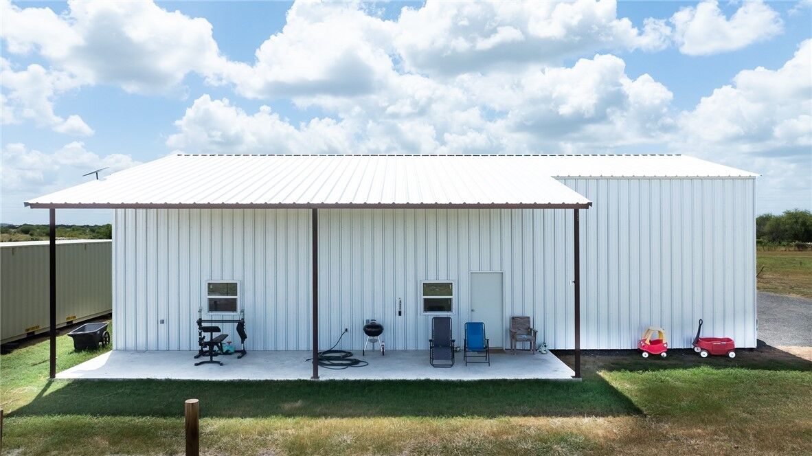 Property Photo: 266 County Road 384 TX 78022
