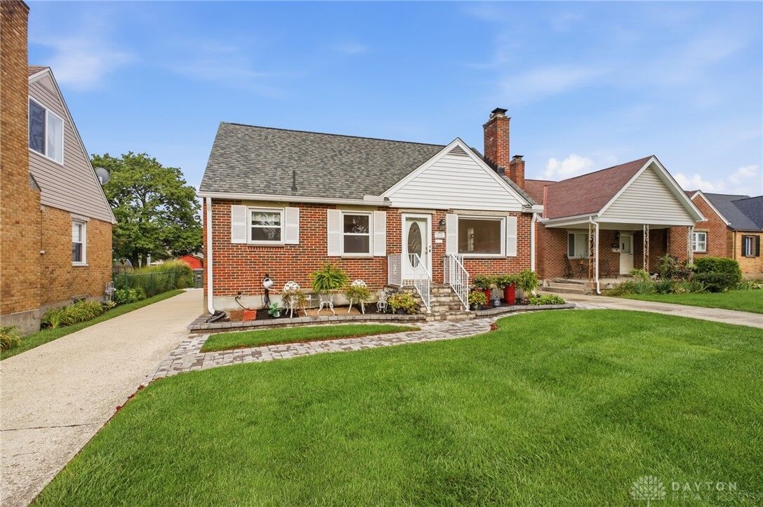 Property Photo: 1041 Yorkshire Place OH 45419