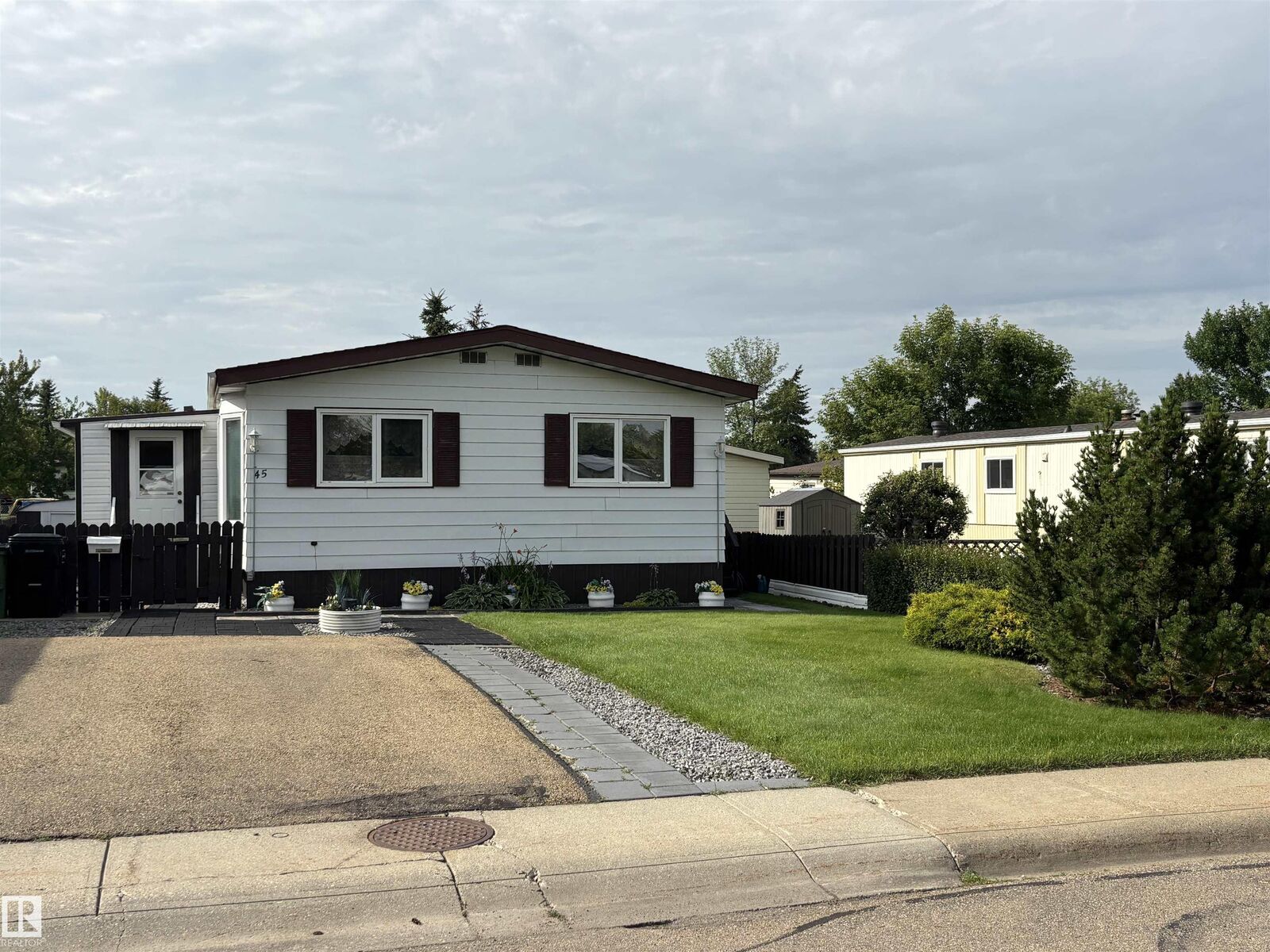 Property Photo:  45 Oak Ridge Drive NW  AB T6P 1G9 