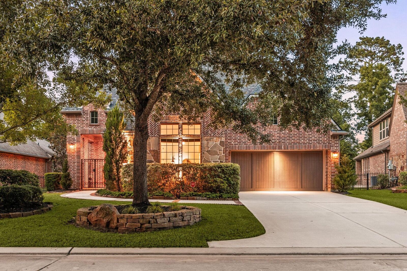 Property Photo: 195 Oarwood Place TX 77389