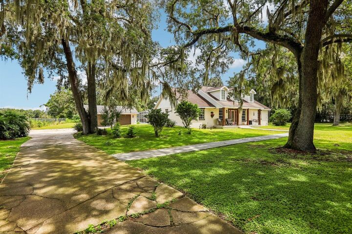Property Photo: 408 Holloway Road FL 33567