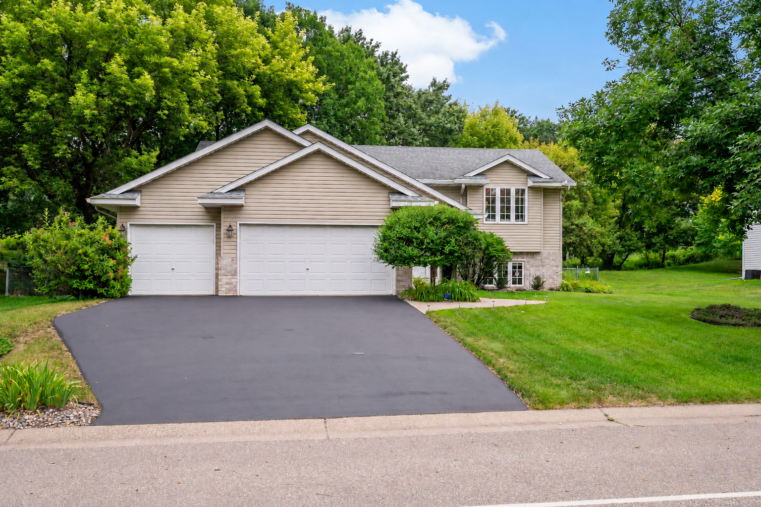 Property Photo:  842 Sterling Street S  MN 55119 