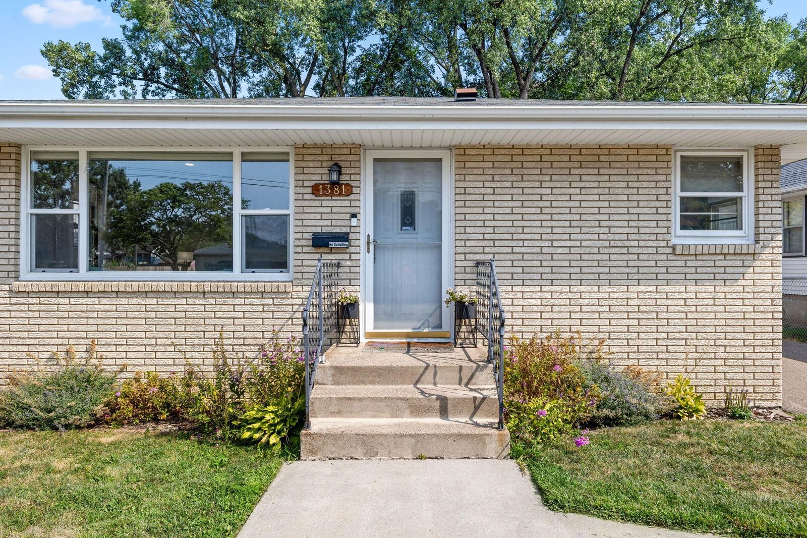 Property Photo:  1381 Hoyt Avenue E  MN 55106 