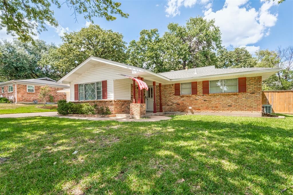 Property Photo: 608 W Cheryl Avenue TX 76053