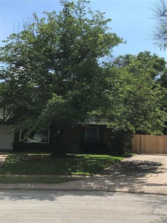 Property Photo: 1001 Stableway Lane TX 76022