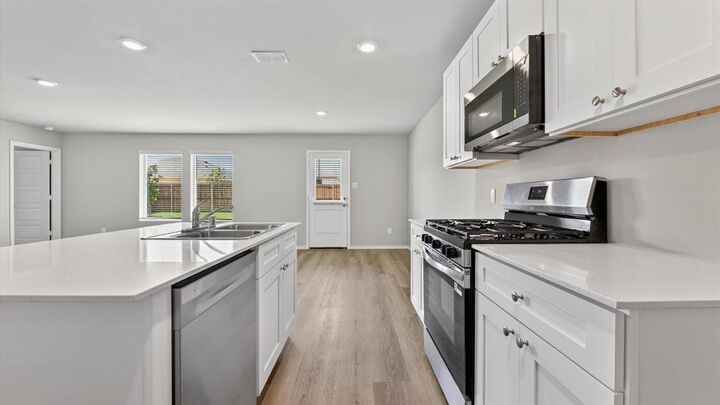 Property Photo: 812 King's Way TX 76645