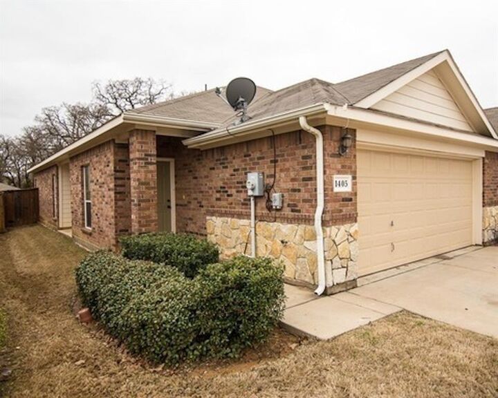 Property Photo: 1407 Piedmont Drive TX 76063