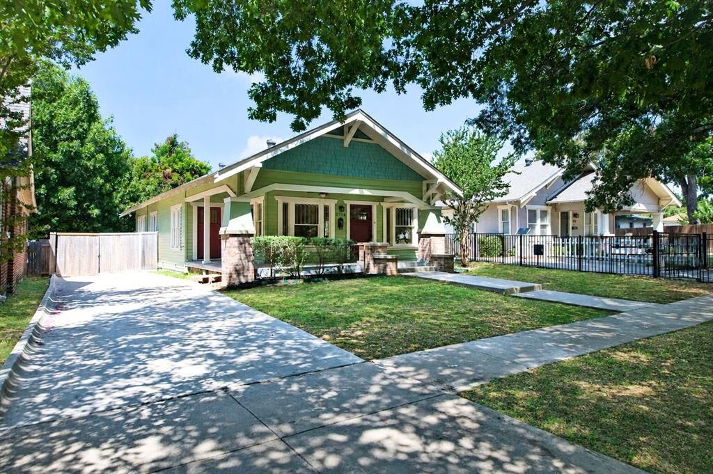 Property Photo:  2704 College Avenue  TX 76110 
