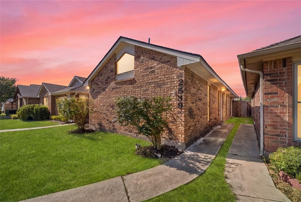 Property Photo: 2539 Sunscape Lane TX 75287