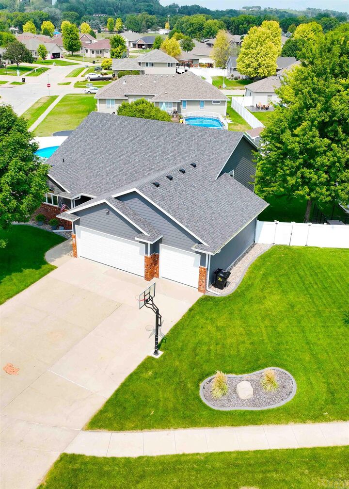 Property Photo:  904 Clairmont Circle  IA 51054 
