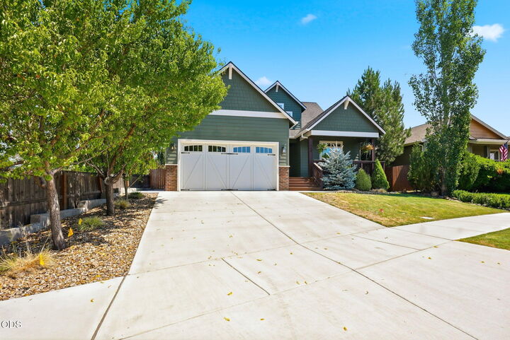 Property Photo:  2044 NE Altura Drive  OR 97701 