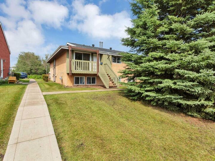 Property Photo: 5946 45 Avenue A AB T4L 1V7