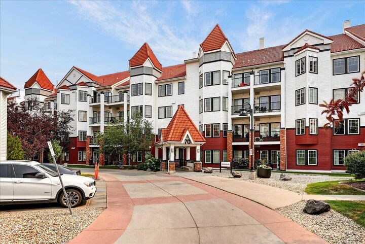 Property Photo: 70 Royal Oak Plaza NW 303 AB T3G 0C6