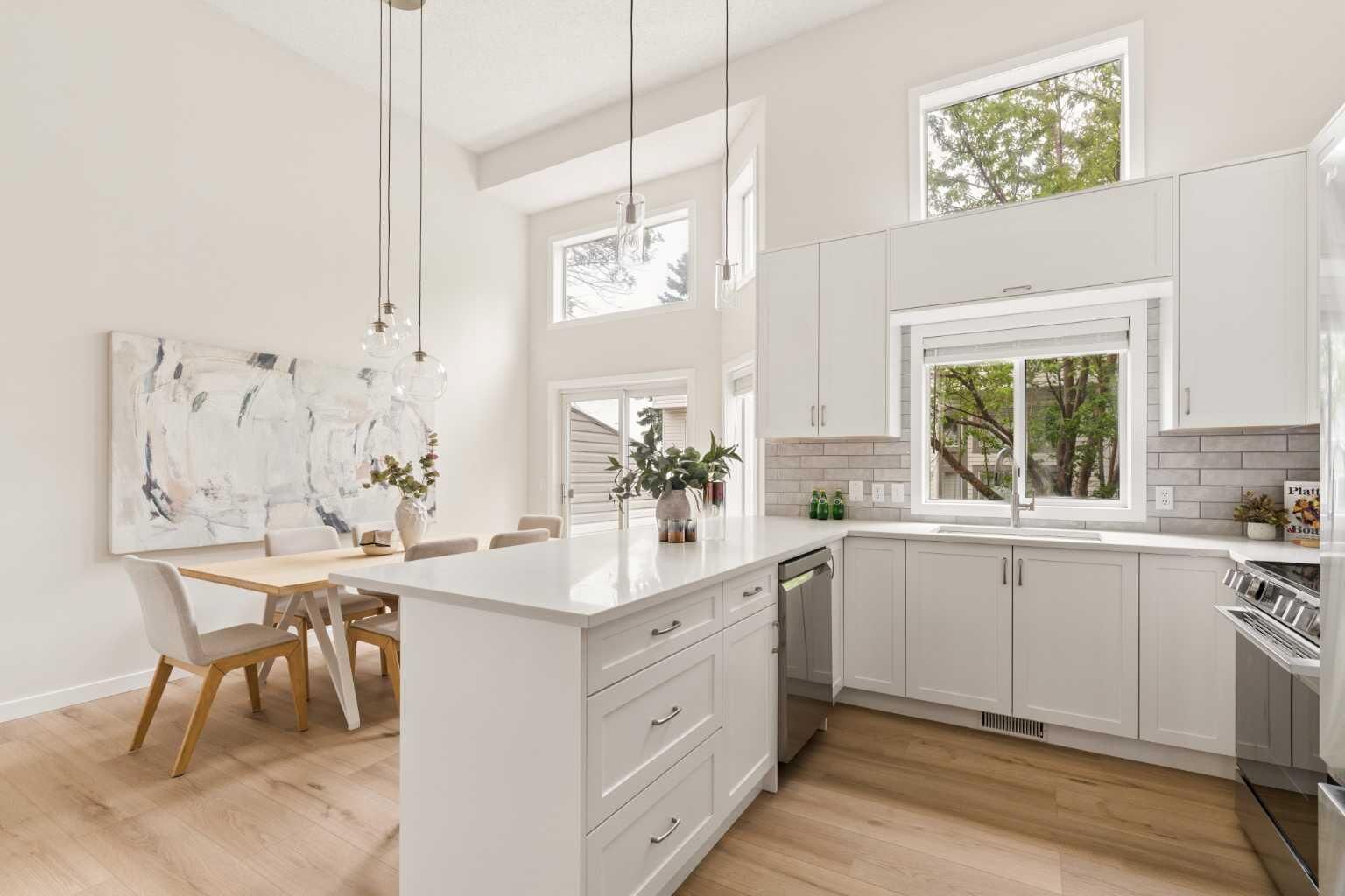 Property Photo: 4 Kingsland Villas SW AB T2V 5J9