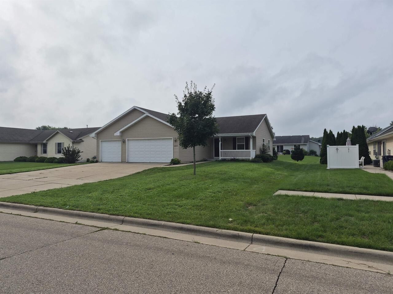 Property Photo:  4022 Kingsford Drive  WI 53546 