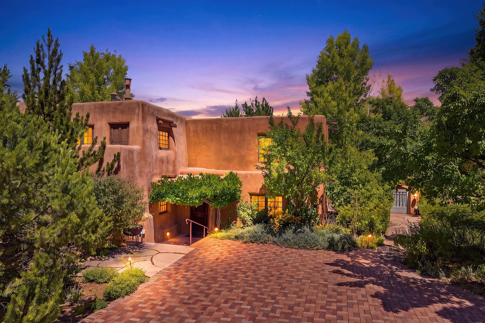 Property Photo: 414 Acequia Madre NM 87505