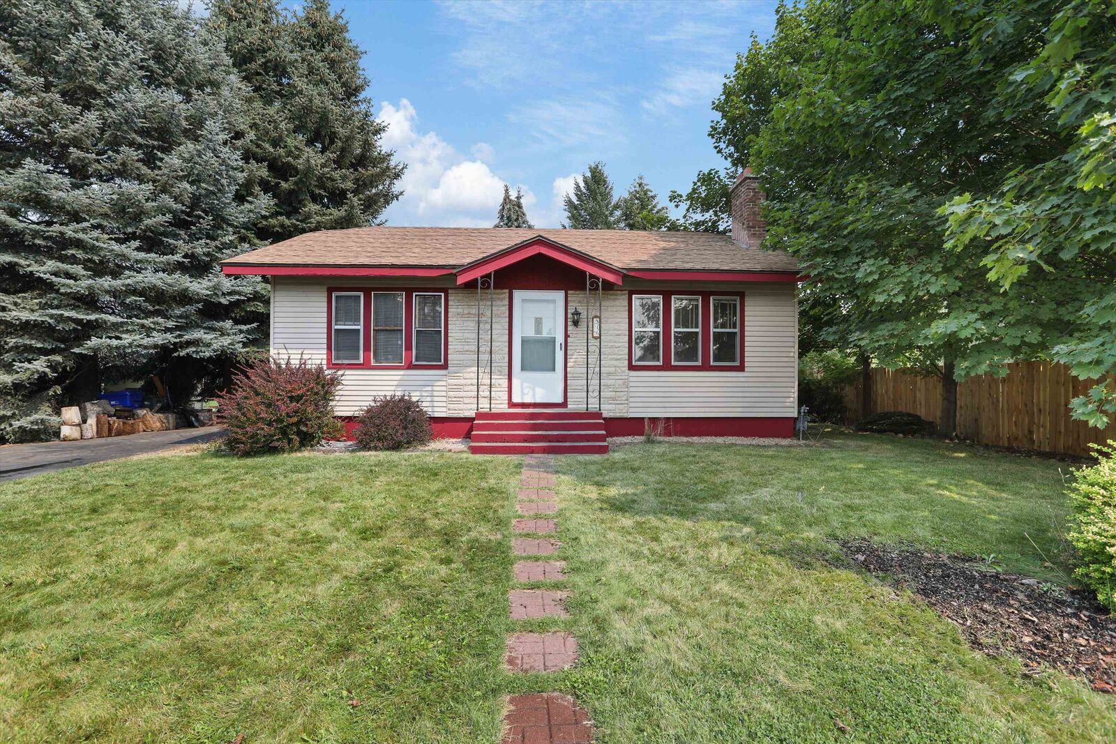 Property Photo:  16 N Arties Ct  WA 99016 