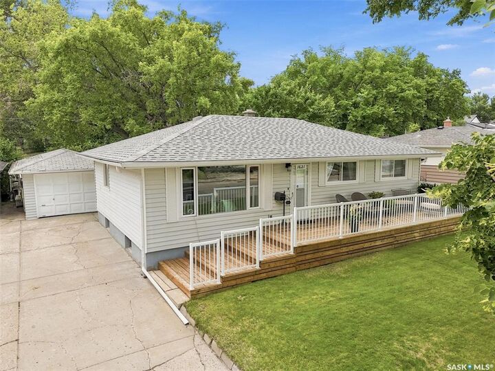 Property Photo:  1621 Edward Avenue  SK S7K 3B5 