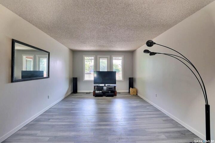 Property Photo: 122 Edenwold Crescent SK S4R 8A3