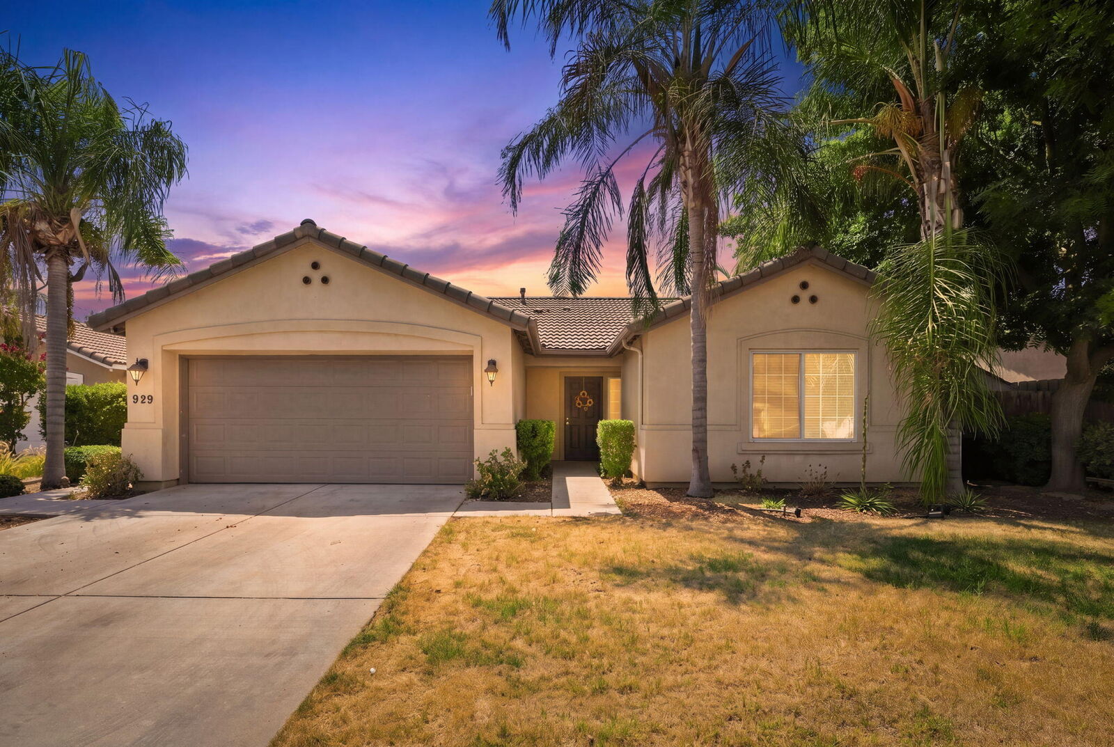 Property Photo:  929 W Elkhorn Court  CA 93277 