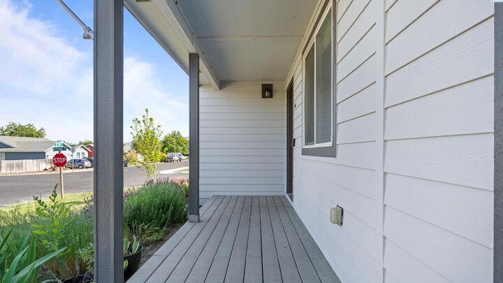 Property Photo:  1542 NE 12th St  WA 99320 
