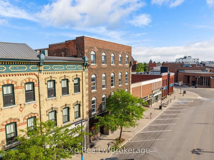 Property Photo:  24 Wellington Street 12  ON N5A 2L2 