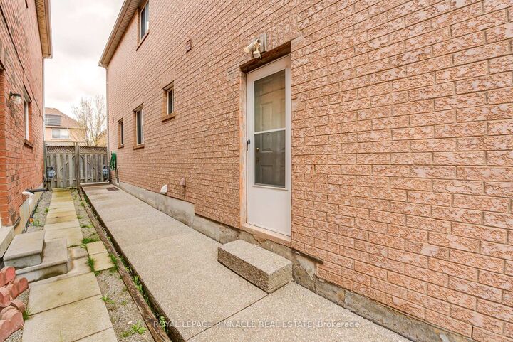 Property Photo:  5921 Summerside Drive  ON L5M 6K9 
