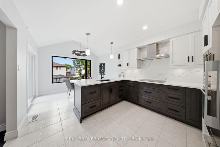 19 Boulder Crescent — photo 1